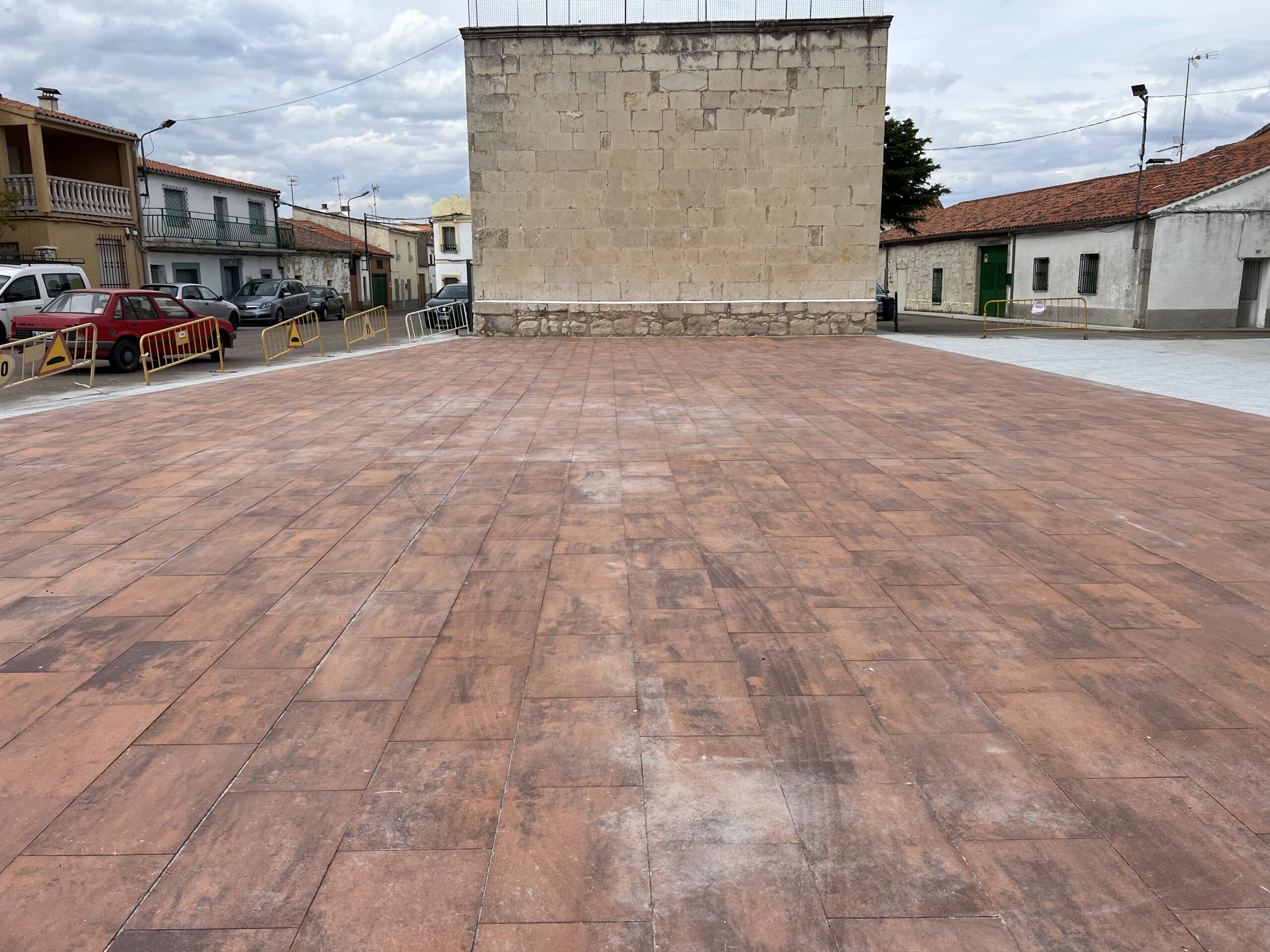 Urbanización de plaza en Valdelosa