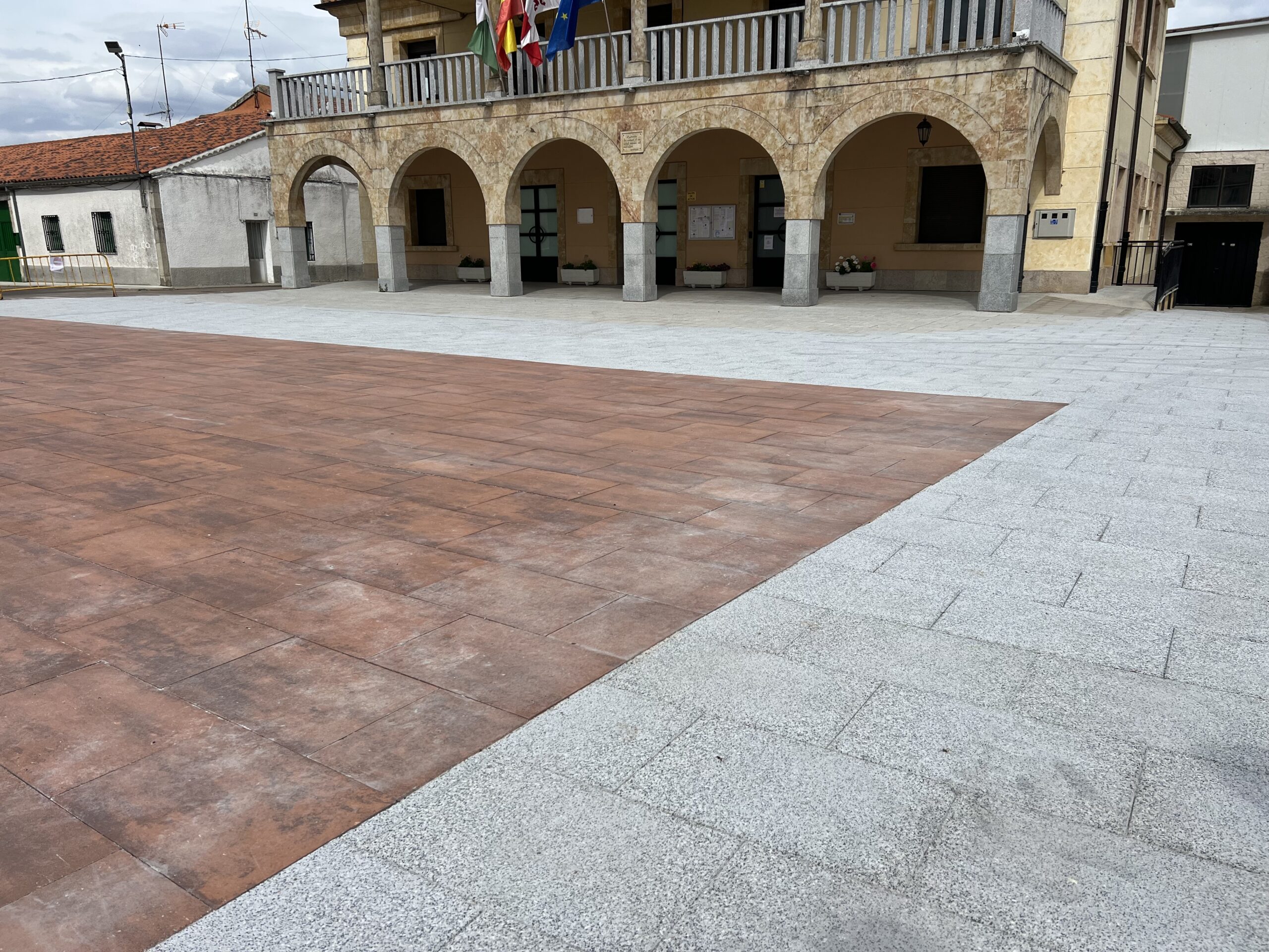 Urbanización de plaza en Valdelosa